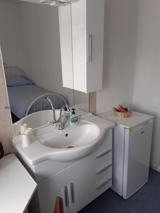 Hostel Pension Tivoli Хронинген Стая снимка