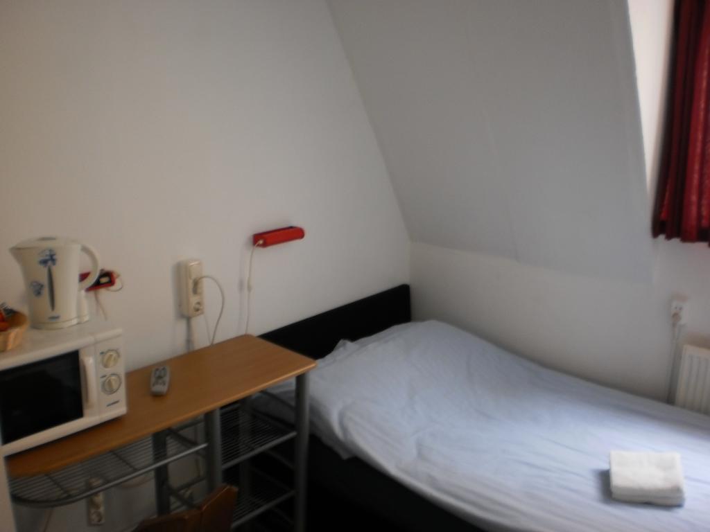 Hostel Pension Tivoli Хронинген Стая снимка